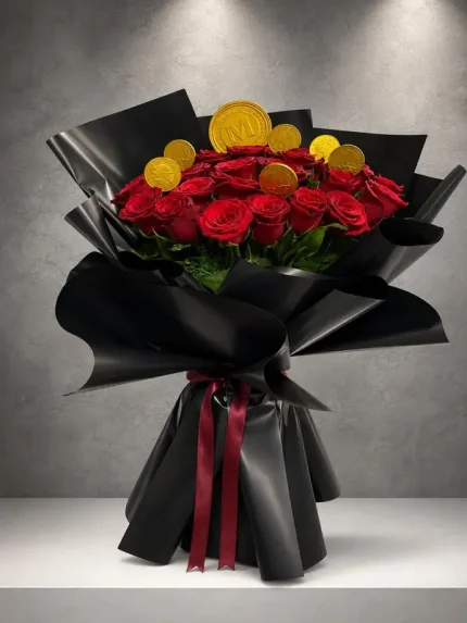 Gold Coin Kırmızı Gül Buketi, siyah ambalajlı premium ithal kırmızı güller ve altın madeni para detaylı lüks buket | Point Flowers Buca Çiçekçi
