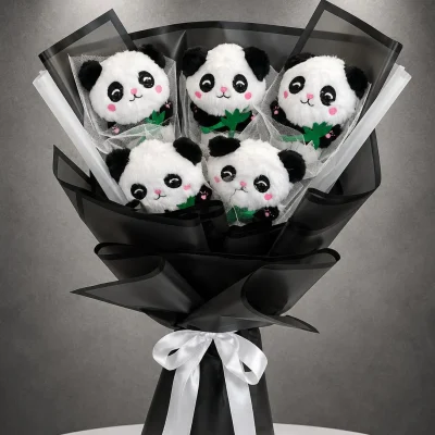 Panda Neşesi Peluş Buketi beş panda figürlü siyah beyaz hediye buketi Buca Çiçekçi İzmir Çiçekçi