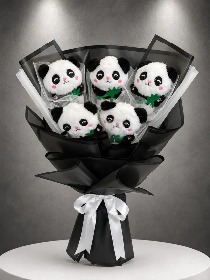 Panda Neşesi Peluş Buketi beş panda figürlü siyah beyaz hediye buketi Buca Çiçekçi İzmir Çiçekçi
