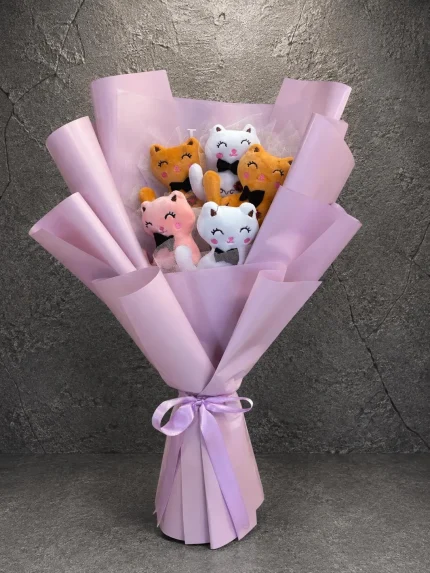 Neşeli Kediler Peluş Buketi pembe ambalajlı beş peluş kedi hediyesi